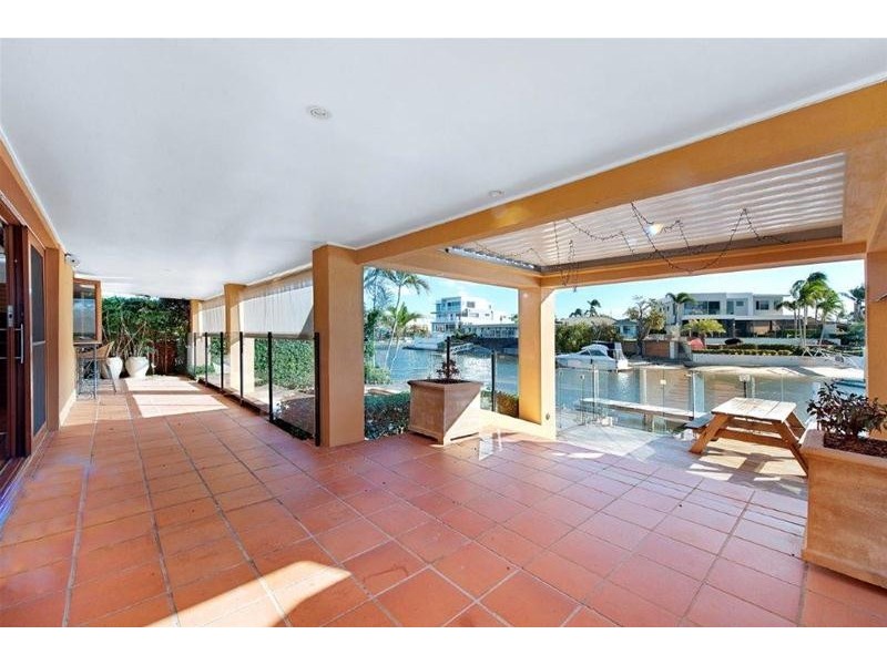 9 Etna Street, Isle Of Capri QLD 4217