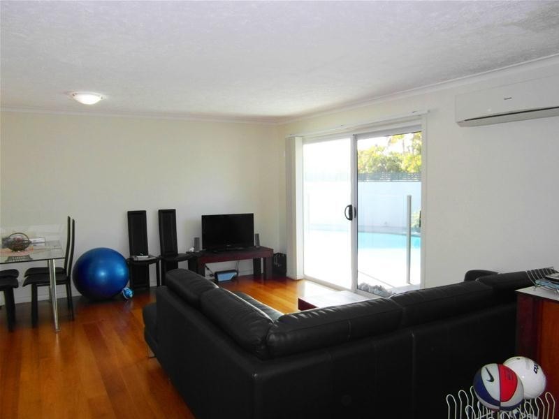 77 Savoy Drive, Broadbeach Waters QLD 4218