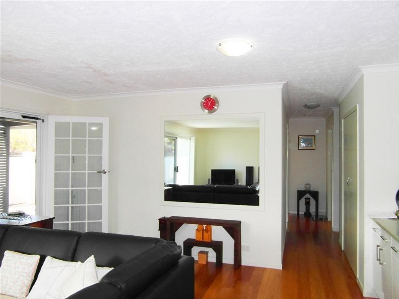 77 Savoy Drive, Broadbeach Waters QLD 4218