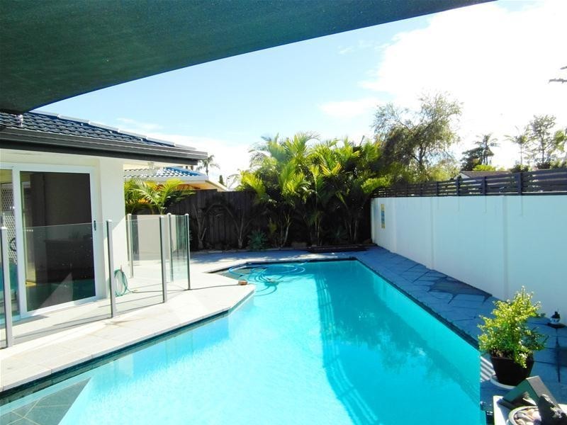 77 Savoy Drive, Broadbeach Waters QLD 4218