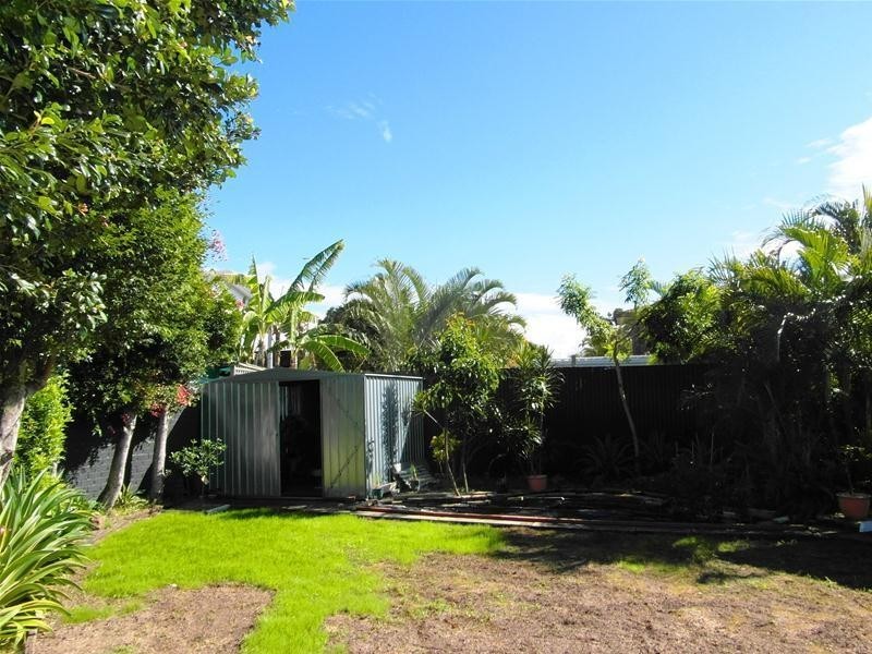 77 Savoy Drive, Broadbeach Waters QLD 4218