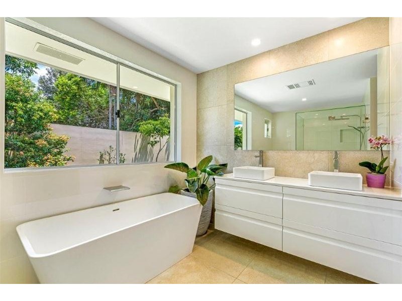 27 Coogeen Street, Sorrento QLD 4217