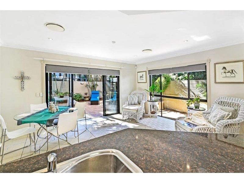 2/49 Cronin Avenue, Main Beach QLD 4217