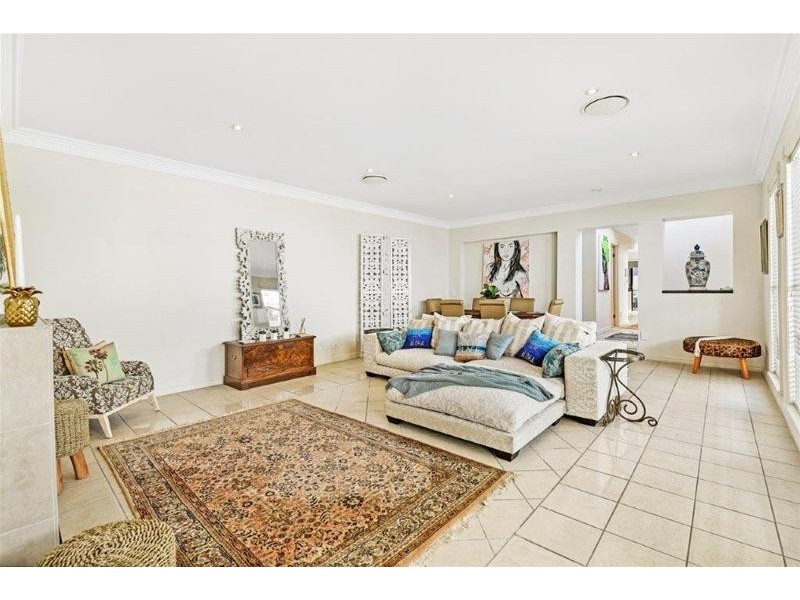 2/49 Cronin Avenue, Main Beach QLD 4217