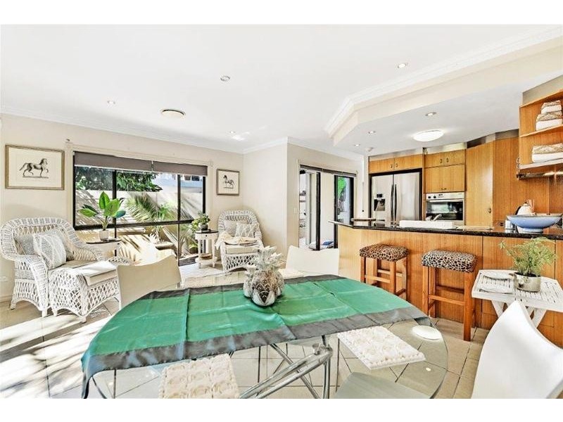 2/49 Cronin Avenue, Main Beach QLD 4217