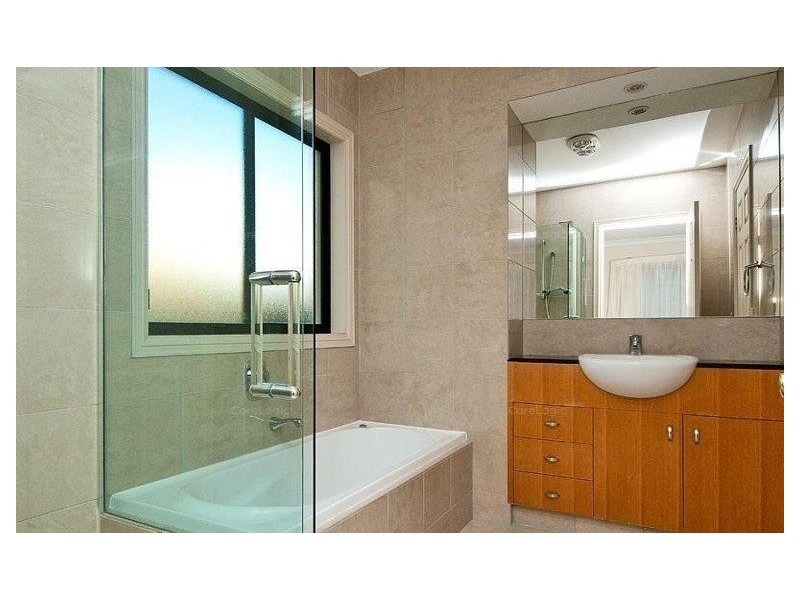 2/49 Cronin Avenue, Main Beach QLD 4217