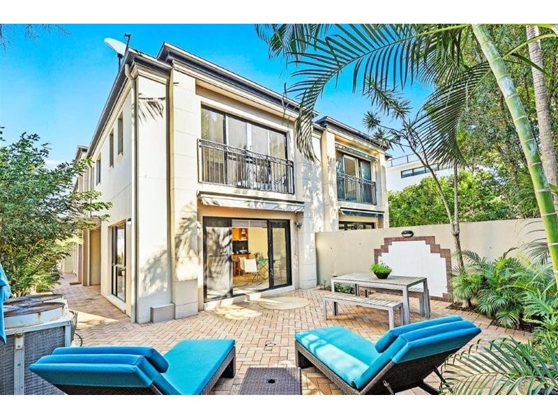 2/49 Cronin Avenue, Main Beach QLD 4217