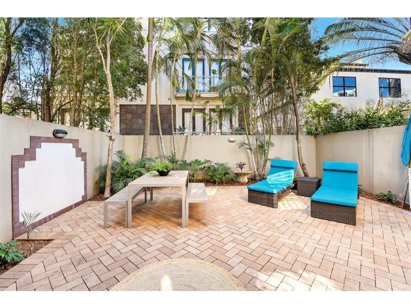 2/49 Cronin Avenue, Main Beach QLD 4217