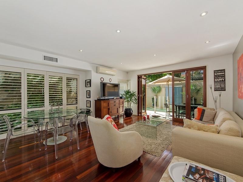 1/5  Mountbatten Avenue, Main Beach QLD 4217