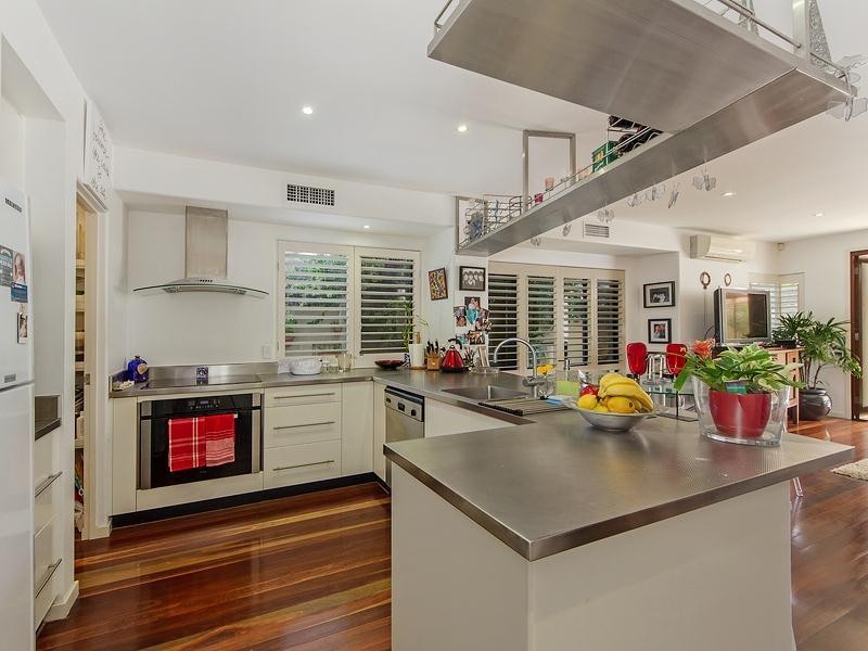 1/5  Mountbatten Avenue, Main Beach QLD 4217