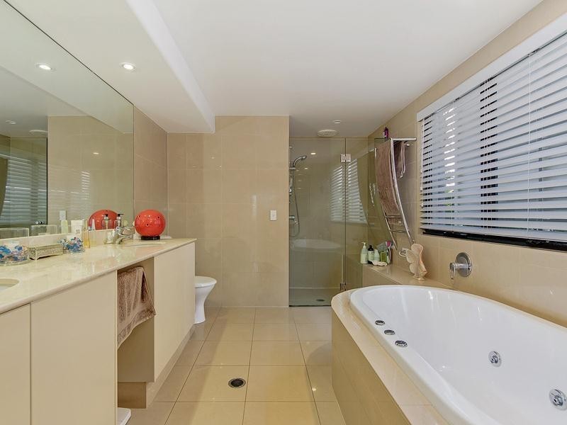 1/5  Mountbatten Avenue, Main Beach QLD 4217