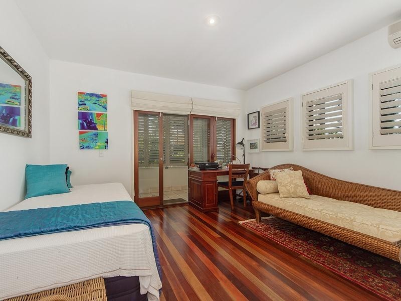 1/5  Mountbatten Avenue, Main Beach QLD 4217