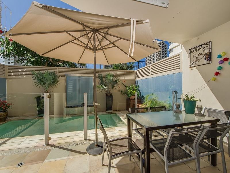 1/5  Mountbatten Avenue, Main Beach QLD 4217