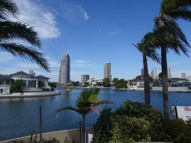 124  Commodore Drive, Paradise Waters QLD 4217