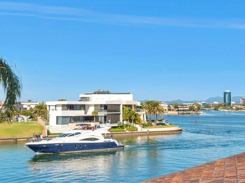 124  Commodore Drive, Paradise Waters QLD 4217