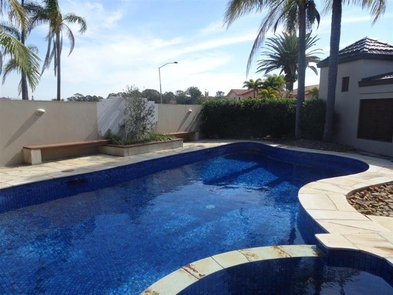 124  Commodore Drive, Paradise Waters QLD 4217