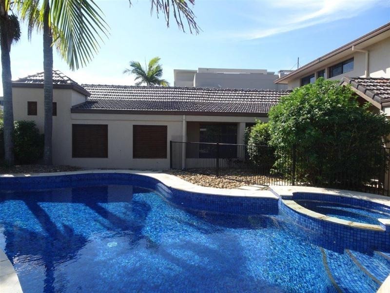 124  Commodore Drive, Paradise Waters QLD 4217