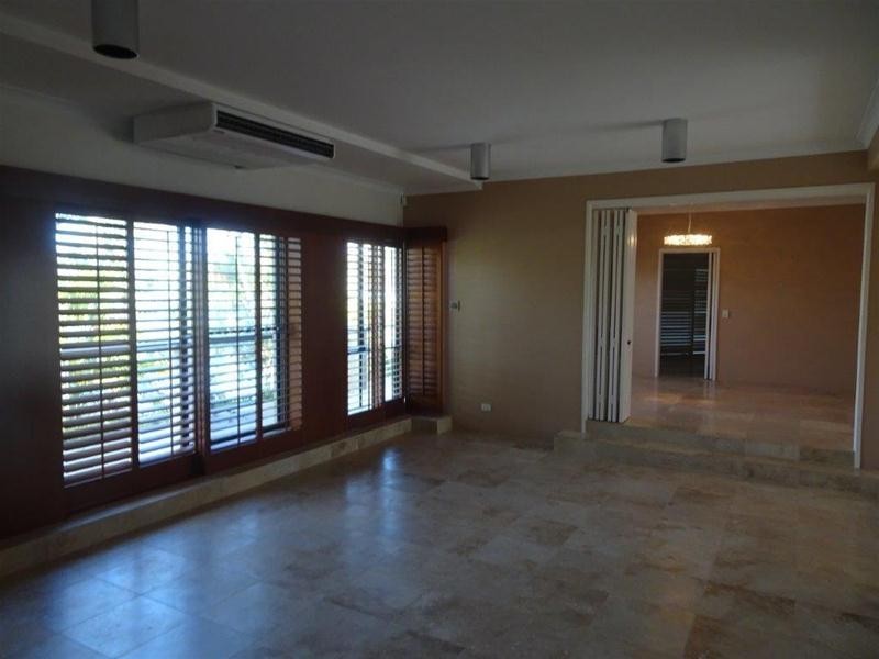 124  Commodore Drive, Paradise Waters QLD 4217