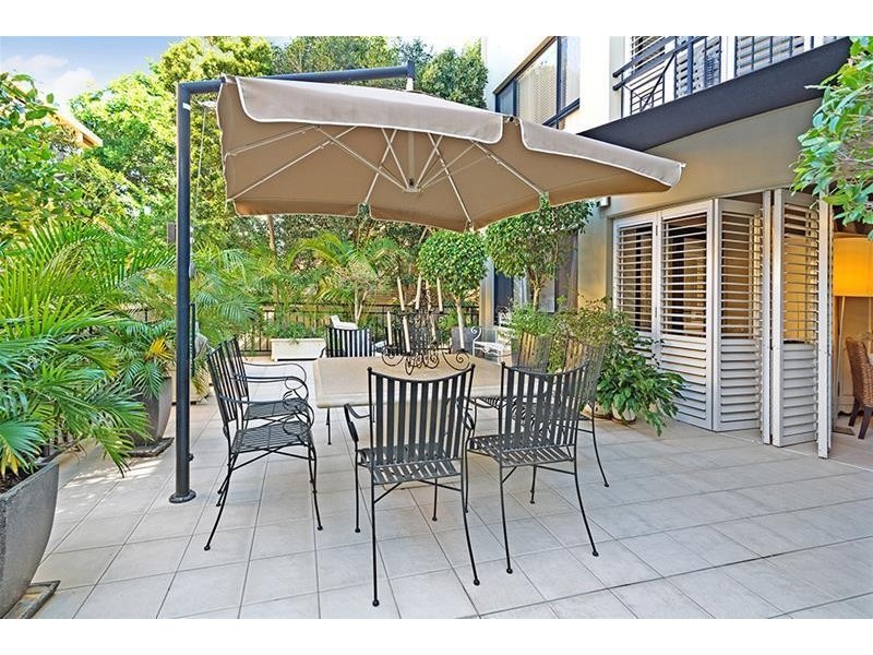 8 Parnoo Street ‘Chevron Mansions’, Chevron Island QLD 4217