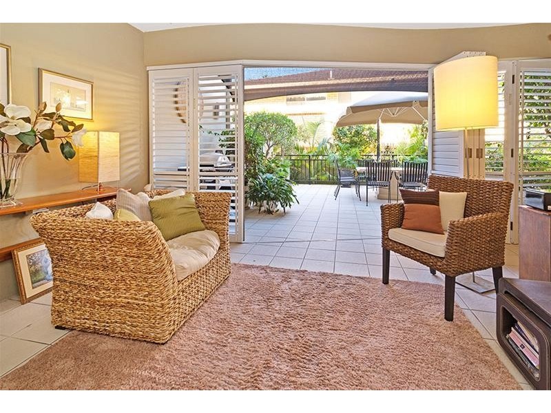 8 Parnoo Street ‘Chevron Mansions’, Chevron Island QLD 4217