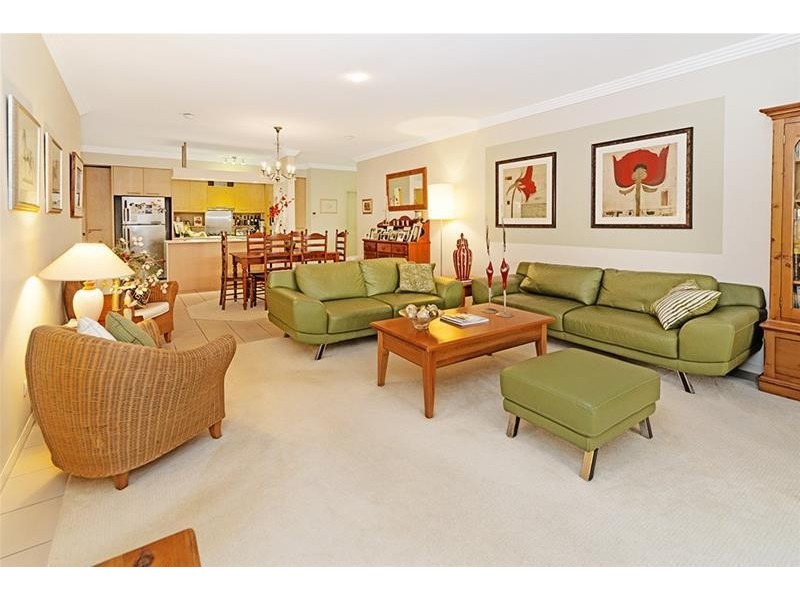 8 Parnoo Street ‘Chevron Mansions’, Chevron Island QLD 4217