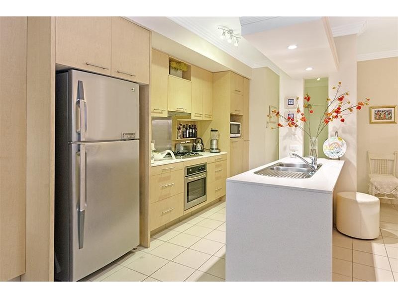 8 Parnoo Street ‘Chevron Mansions’, Chevron Island QLD 4217