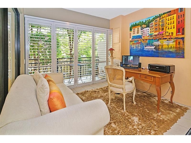 8 Parnoo Street ‘Chevron Mansions’, Chevron Island QLD 4217