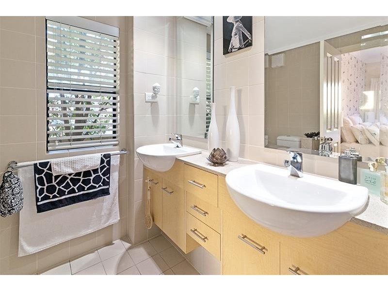 8 Parnoo Street ‘Chevron Mansions’, Chevron Island QLD 4217