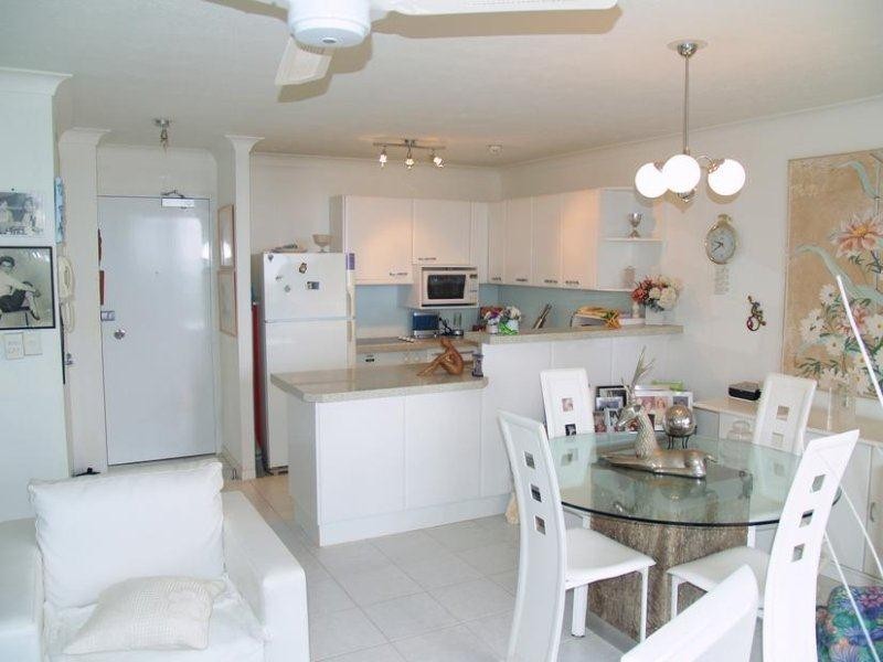 219 Surf Parade ‘Warringa Surf’, Broadbeach QLD 4218