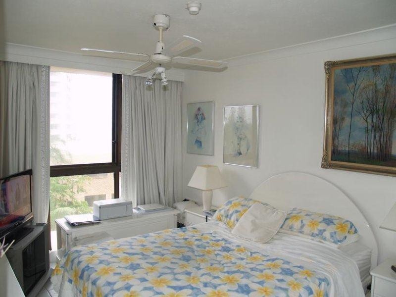 219 Surf Parade ‘Warringa Surf’, Broadbeach QLD 4218