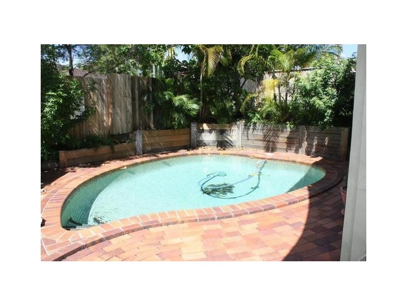 2 Grevillia Avenue, Southport QLD 4215