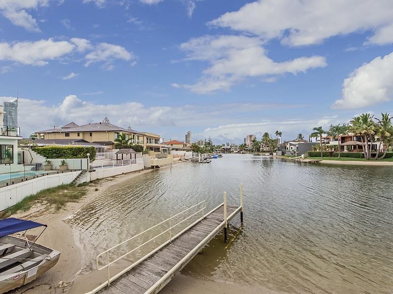 2 Etna Street, Isle Of Capri QLD 4217