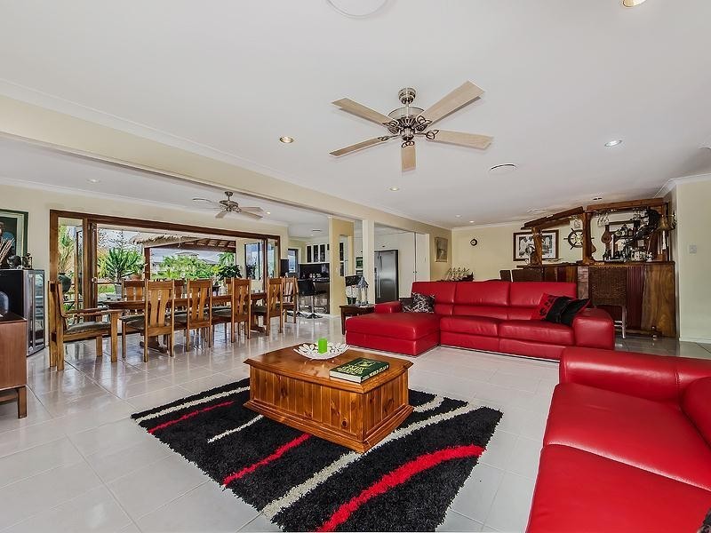 2 Etna Street, Isle Of Capri QLD 4217