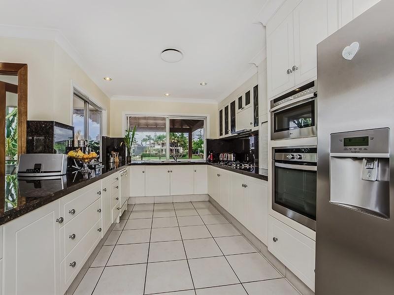 2 Etna Street, Isle Of Capri QLD 4217