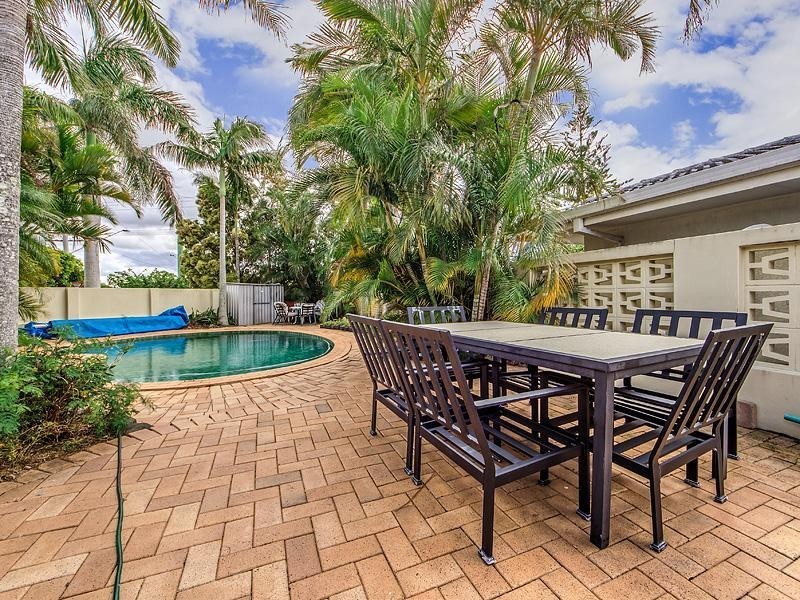 2 Etna Street, Isle Of Capri QLD 4217