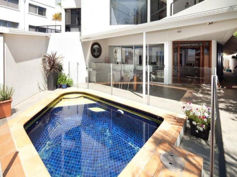 2/8 First Avenue, Broadbeach QLD 4218