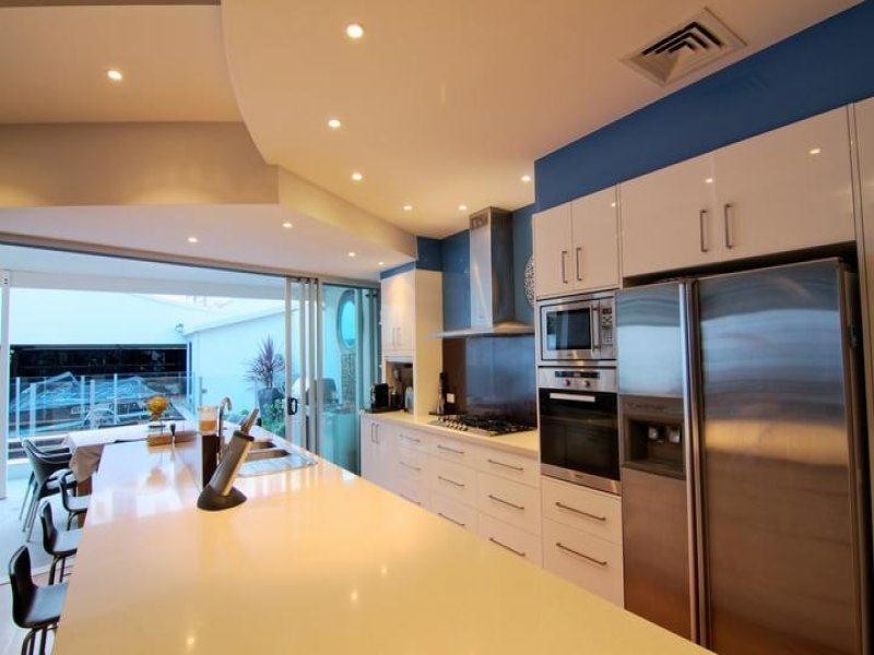 2/8 First Avenue, Broadbeach QLD 4218