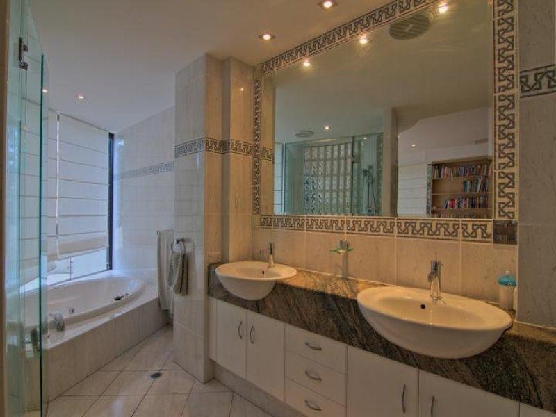 2/8 First Avenue, Broadbeach QLD 4218