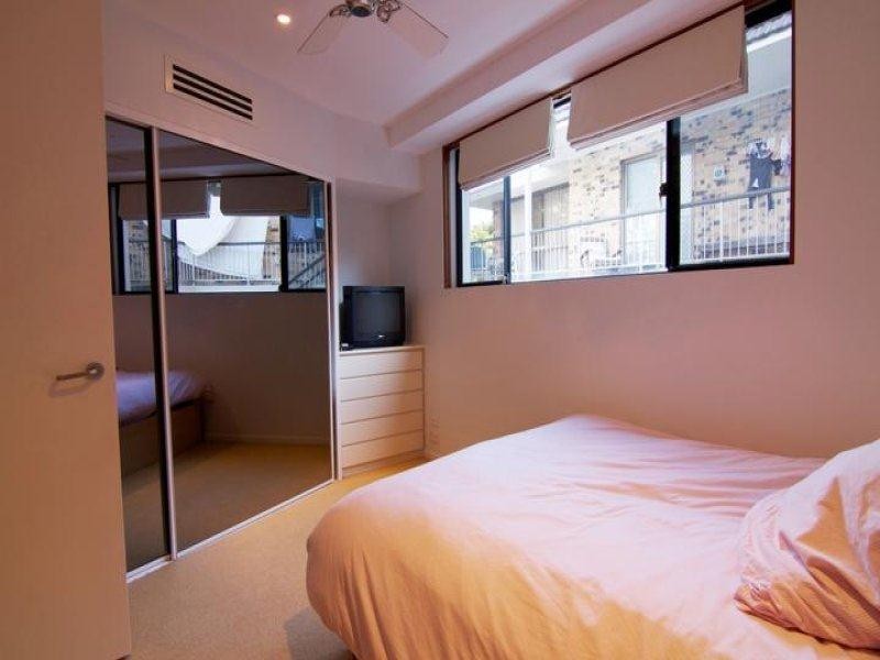 2/8 First Avenue, Broadbeach QLD 4218