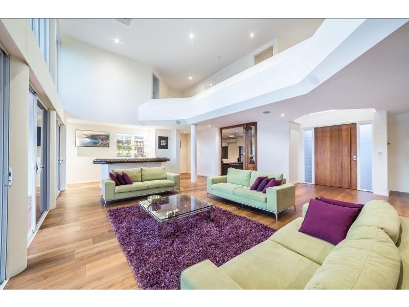 105 Commodore Drive, Paradise Waters QLD 4217