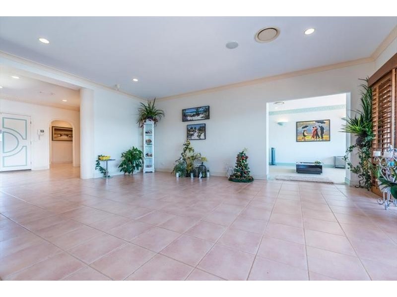 124 Amalfi Drive, Isle Of Capri QLD 4217