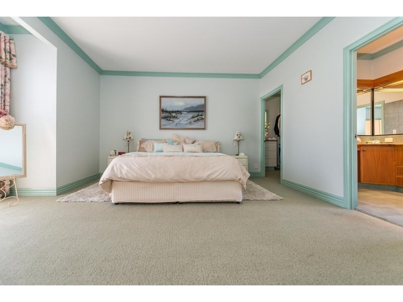 124 Amalfi Drive, Isle Of Capri QLD 4217