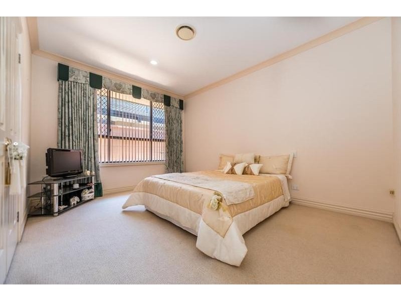 124 Amalfi Drive, Isle Of Capri QLD 4217