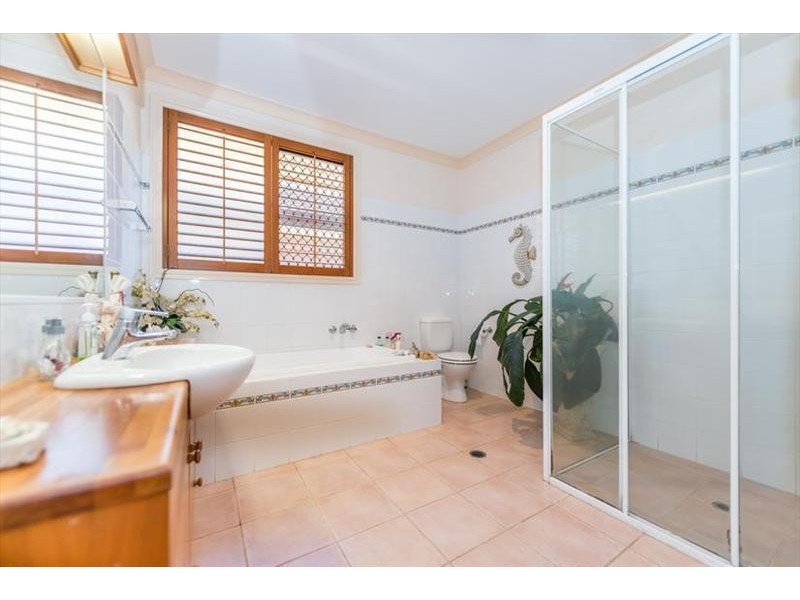 124 Amalfi Drive, Isle Of Capri QLD 4217