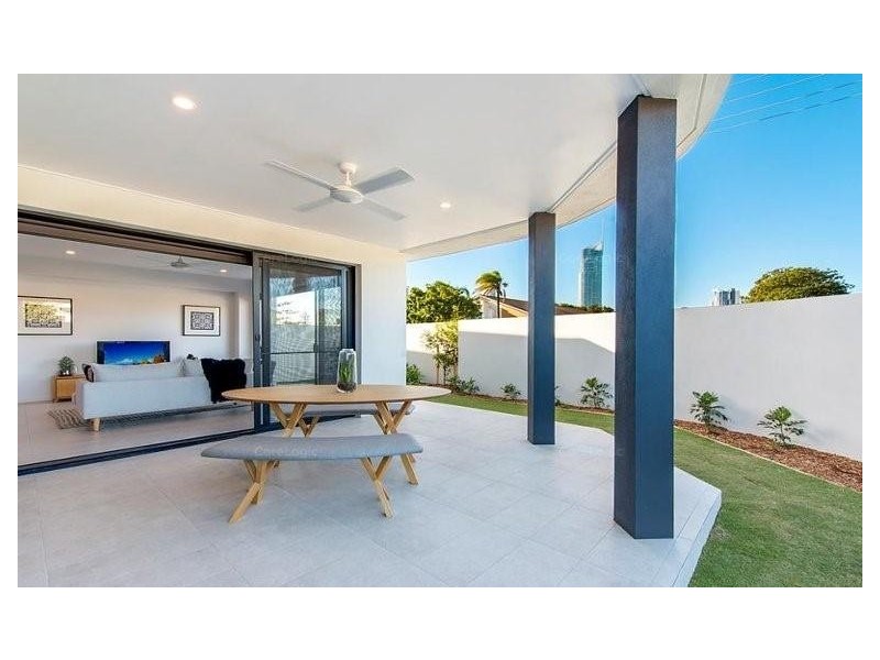 1/2 St Pauls Place, Isle Of Capri QLD 4217