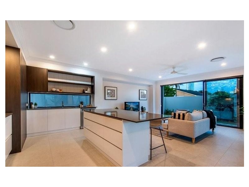 1/2 St Pauls Place, Isle Of Capri QLD 4217