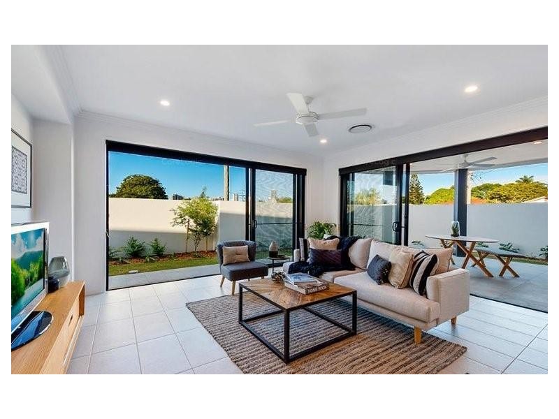 1/2 St Pauls Place, Isle Of Capri QLD 4217