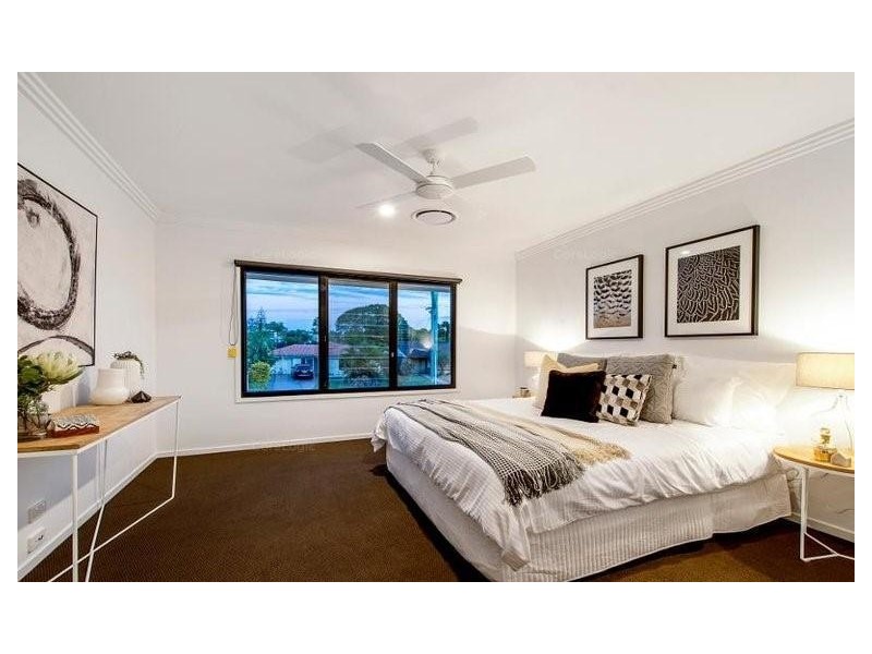 1/2 St Pauls Place, Isle Of Capri QLD 4217