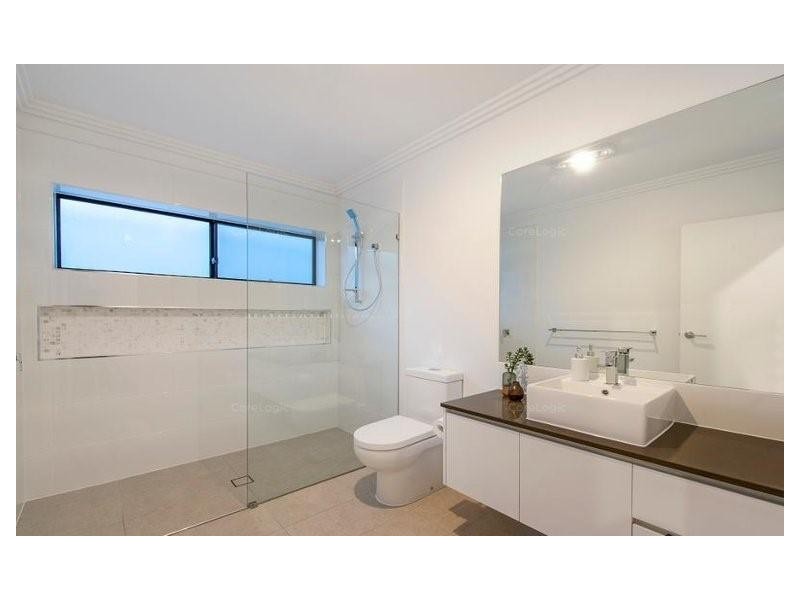 1/2 St Pauls Place, Isle Of Capri QLD 4217