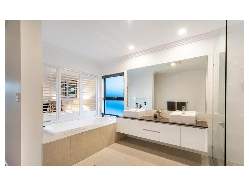 1/2 St Pauls Place, Isle Of Capri QLD 4217